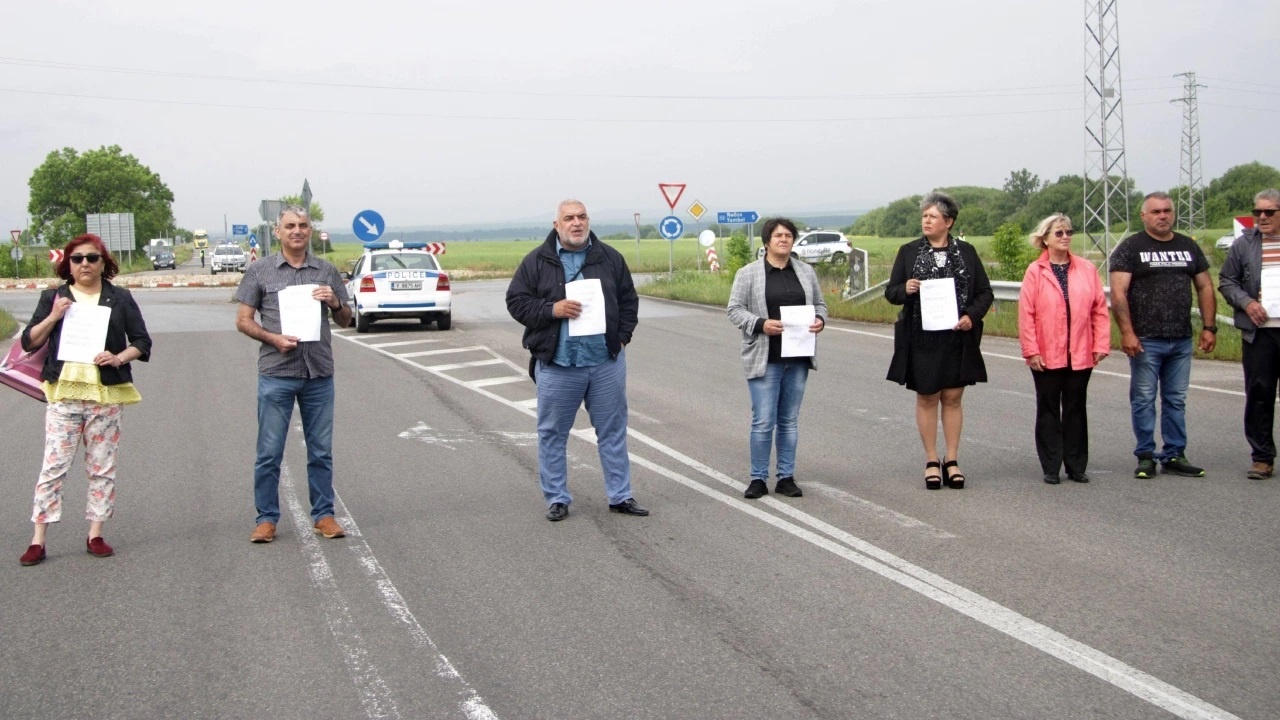 Местни жители на врачанско село протестират срещу преминаващи тирове през населеното място