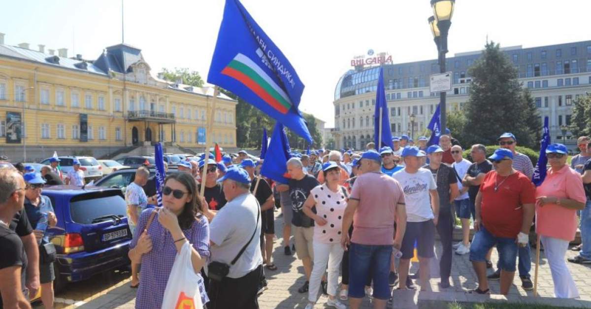 Служители на Спешна помощ подновяват протестите си