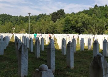 84 нелегални мигранти, бедствали в спасителни салове, бяха спасени край Кушадасъ