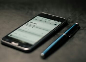 Половината от хората, ползващи ИИ, не му вярват